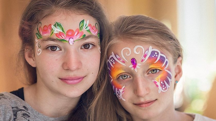 Enfants qui portent du maquillage de fête