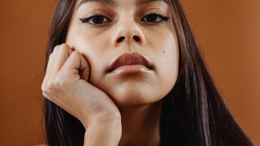 Femme qui porte du maquillage naturel